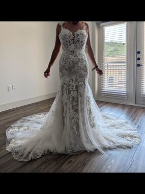 Elegant White Lace Mermaid Wedding Dress with Floral Appliqué